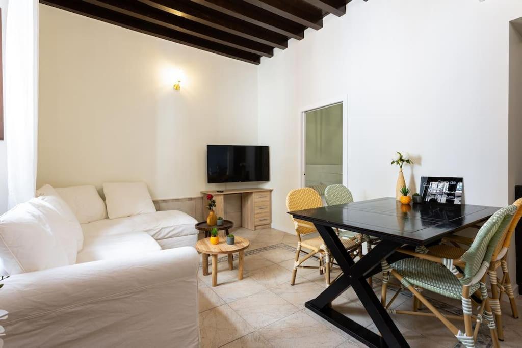 Apartament 1. Casa De Alma. In Historic House *